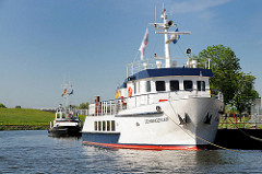 Fahrgastschiff / Ausflugsschiff SCHWINGEFLAIR am Anleger von Brunshausen / Stade.