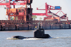 Hafenanlagen / Hafenkräne für Schüttgut am Bützflether Hafen - Unterseeboot S192 in Fahrt