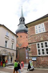 St. Cosmae wurde in der zweiten Hälfte des 13. Jahrhunderts im Stil der Backsteingotik erbaut und nach den Heiligen Cosmas und Damian benannt.
