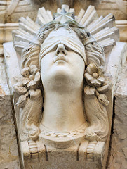 Stuckdekoration am Amts- und Landgericht Stade - Frau mit verbundenen Augen - Justitia.
