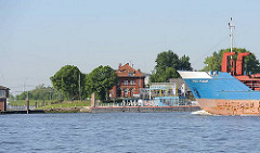 Blick von der Elbe auf den Anleger Stader Sand - Bug des Frachtschiffs  EVERT PRAHM.