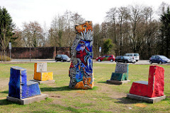 Sitzgruppe - bunt bemalte Steine, Steinskulptur - Künstlerin Dagmar Glemme.