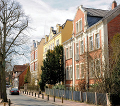 Mehrstöckige Wohngebäude / Wohnhaus in Uelzen - Gründerzeitarchitektur mit farbiger Fassade.