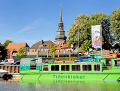 Hafen Stade, Ausflugsschiff Tidenkieker und Kirchturm der  Ss. Cosmae et Damiani  --  St. Cosmae