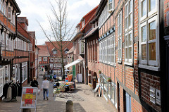 Schmale Gasse in der historischen Innenstadt der Hansestadt Stade - Fachwerkhäuser und Geschäfte.