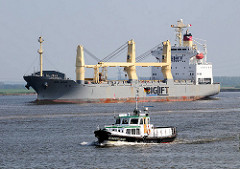 Arbeitsschiff STADERSAND in Fahrt vor Stadersand - Frachtschiff DA HUA mit bordeigenen Ladekran.