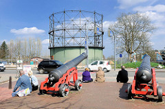 Stader Flutkanaonen - im Hintergrund der unter Denkmalschutz stehende Gasometer.