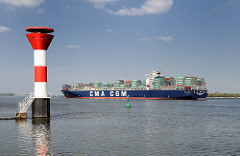 Leuchtfeuer an der Elbe bei Stader Sand - Contianerfrachter CMA CGM RIGOLETTO auf der Fahrt Richtung Elbmündung Nordsee.