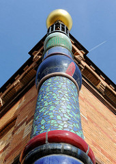 Bunte Säule - Mosaik; Hundertwasser Bahnhof Uelzen; Umgestaltung des Gebäudes als Expo-Projekt nach den Plänen des österreichischen Künstlers Friedensreich Hundertwasser.