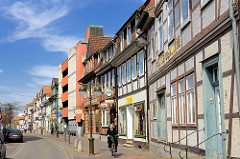 Historische Fachwerkhäuser in Uelzen - in der Mitte die Fassade von einem um 1970 errichteten Parkhaus.