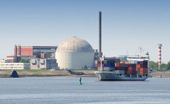 Ehem. Atomkraftwerk Stade, stillgelegt 2003 - Containerfeeder, Frachtschiff GERDA beladen mit Container ausserhalb der Fahrrinne.