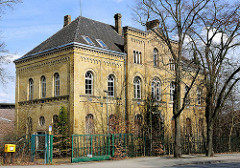Gründerzeitarchitektur mit gelber Klinkerfassade - leerstehendes Gebäude; Architektur in Uelzen.