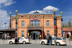 Historischer Bahnhof Uelzen - 1855 im Tudorstil errichtet; Umgestaltung des Gebäudes als Expo-Projekt nach den Plänen des österreichischen Künstlers Friedensreich Hundertwasser.