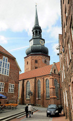 Kirchturm und Kirchenschiff der Kirche Ss. Cosmae et Damiani - die Kirche wurde in der zweiten Hälfte des 13. Jahrhunderts im Stil der Backsteingotik erbaut und nach den Heiligen Cosmas und Damian benannt.