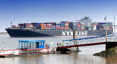 Anleger Stadersand an der Elbe - das 336m lange und knapp 46m breite Containerschiff NYK ORION fährt elbabwärts - der Frachter kann 9040 TEU Container transportieren.
