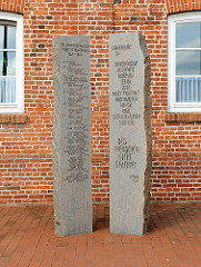 Stelen - Denkmal Den ermordeten Nachbarn Opfern des Rassenwahns - Am Sande in der Stadt Stade.