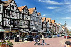 Häuserzeile - mehrstöckige Fachwerkhäuser in Uelzen - Blick in die Lüneburger Strasse.