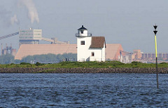 Leuchtfeuer Julessand - im Hintergrund Hafenanlagen / Industrieanlagen des Hafens Bützfleth.