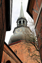 Kirchturm der Kirche Ss. Cosmae et Damiani - die Kirche wurde in der zweiten Hälfte des 13. Jahrhunderts im Stil der Backsteingotik erbaut und nach den Heiligen Cosmas und Damian benannt.