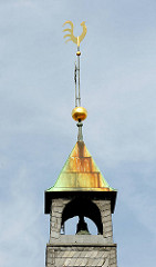 Glockenturm mit Wetterhahn der Gertrudenkapelle in Uelzen.