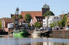 Hafen der Hansestadt Stade - Sportschiff und Ausflugsschiff am Hafenkai - gotische Hallenkirche St. Wilhadi aus dem 14. Jahrhundert.