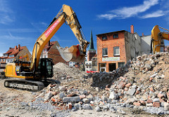 Abriss von Gebäuden in der Mühlenstrasse - Abrissbagger und Bauschutt.