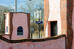 Bahnsteig Hundertwasser Bahnhof Uelzen - Ausgang für Fahrgäste; Umgestaltung des Gebäudes als Expo-Projekt nach den Plänen des österreichischen Künstlers Friedensreich Hundertwasser.