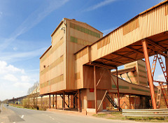 Industriearchitektur am Bützflether Hafen - Förderanlage.
