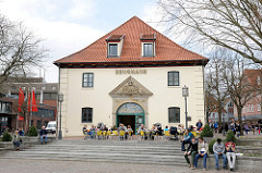 Historische Architektur in Stade - Zeughaus am Pferdemarkt - Café / Resturant auf dem Platz unter Bäumen.