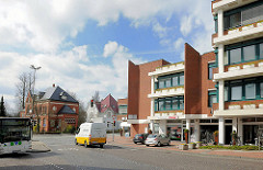 Architektur der 1970er Jahre - Neubauten; historische Gebäude im Hintergrund - Strassenverkehr.