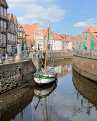 Historischer Hansehafen in Stadte - Fachwerkgebäude; der Ewer WILLI ist im Alten Hafen bei Ebbe trocken gefallen.