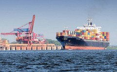 Kaianlagen - Krananlage Hafen Bützfleet - Containerschiff NORTHERN DIGNITY auf der Elbe in Fahrt Richtung Hamburger Hafen.