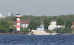 Das Aufsichtsschiff des Staatlichen Fischereiamts Bremerhaven, die NARWAL vor Stader Sand - Leuchtturm.