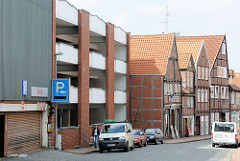Ehem. Hertie Parkhaus in Stade - Parkhausarchitektur und historische Fachwerkhäuser in Stade.