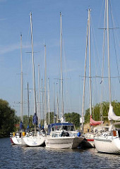 Segelyachten am Bootschlengel - Sportboothafen an der Schwinge.