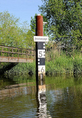 Brückenpegel an der Schwinge - zeigt die lichte Durchfahrt unter einer Brücke an, die je nach Tide variiert.