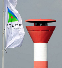 Flagge mit Logo von Stade - Motto Frischer Wind im Norden - Leuchtturm.