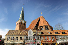 Wohngebäude und dahinter die St. Marien Kirche in Uelzen - Dreischiffige, gotische Hallenkirche, 1292 geweiht / Kirchturm von 1400.