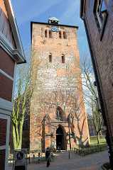 Kirchturm der gotischen Kirche St. Wilhadi - der Turm stammt aus dem 13. Jahrhundert.