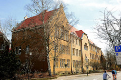 Gebäude der Theodor Heuss Realschule Uelzen - Gründerzeitgebäude mit ockergelben Fassade.