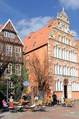 Historische Architektur der Hansestadt Stade;  Bürgermeister Hintze Haus - reich verziertes Giebelhaus mit Weserrenaissancefassade - errichtet 1621.