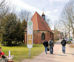 Rückansicht der Gertrudenkapelle in Uelzen - 1513 am Gudestor errichtet; Architekt Hans Holsteke. Bushaltestelle Hammersteinplatz - Passanten.