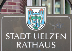 Wappen der Stadt Uelzen, Rathaus - Schild vor dem Rathaus der Stadt.