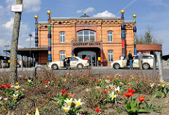 Historischer Bahnhof Uelzen - 1855 im Tudorstil errichtet; Umgestaltung des Gebäudes als Expo-Projekt nach den Plänen des österreichischen Künstlers Friedensreich Hundertwasser.