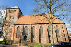 Kirche St. Wihadi in Stade - Seitenansicht der Kirchenarchitketur - die dreischiffige gotische Hallenkirche St. Wilhadi stammt aus dem 14. Jahrhundert, der Westturm hat seine Ursprünge im 13. Jahrhundert.
