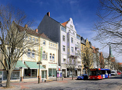Mehrstöckige Wohngebäude an einer Hauptstrasse in Uelzen - Gründerzeit Etagenhaus mit fliederfarbenen Fassade - Bus der öffentlichen Verkehrsmitte.