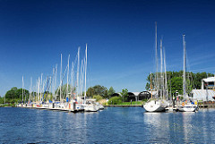 Sportboothafen am Butendiek an der Schwinge bei Stade - Segelboote am Steg; blauer Himmel - weisse Boote.