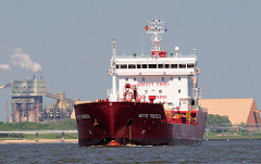 Tankschiff DITTE THERESA auf der Elbe vor Stade - Bützfleth; im Hintergrund Industrieanlagen / Hafenanlagen.