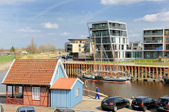 Blick über den Hafen Stades - moderne Wohngebäude am Hafenrand.