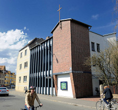 Gebäude - Kirche der Friedenskirche der Evangelisch-Freikirchlichen Gemeinde Uelzen - FahrradfahrerInnen.